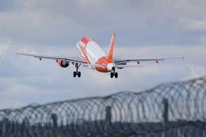 Imagen de archivo de un avión de la compañía EasyJet saliendo del aeropuerto de Gatwick, en Londres (Reino Unido).