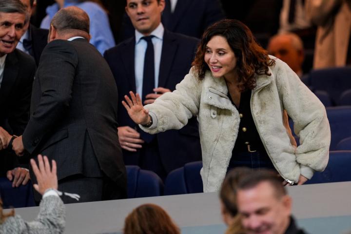 La presidenta de la Comunidad de Madrid, Isabel Díaz Ayuso, en una imagen de archivo en el estadio Santiago Bernabéu, durante un clásico entre Real Madrid y FC Barcelona.