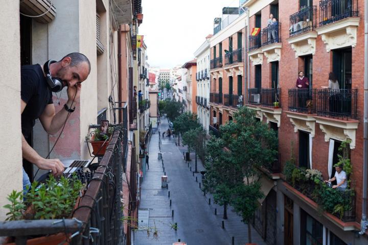 El DJ ChechuIbiza pinchando en un balcón durante la cuarentena el 18 de abril de 2020 en Madrid.