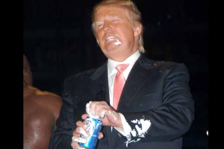 Imagen de archivo del presidente estadounidense, Donald Trump, con una cerveza.