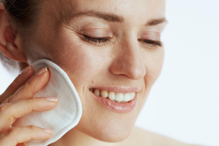 Una mujer se desmaquilla con un disco reutilizable.