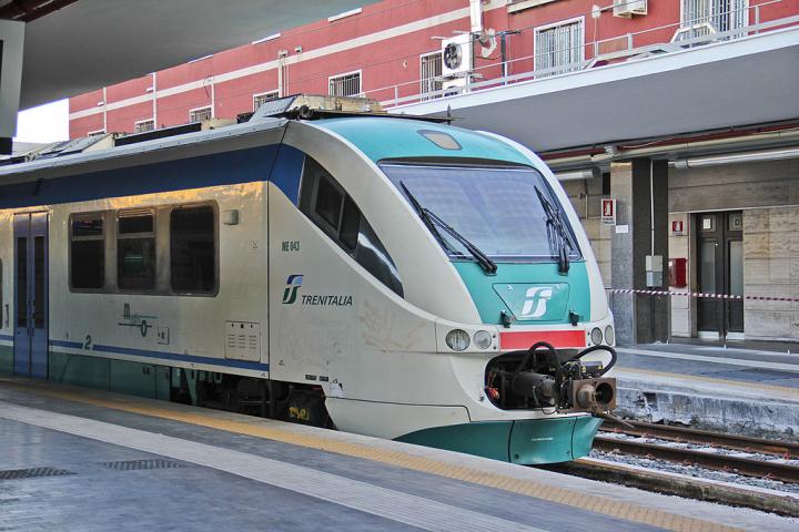 Imagen de archivo de un tren en Nápoles, Italia.
