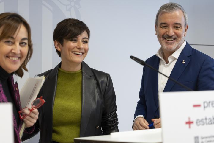 La ministra de Vivienda y Agenda Urbana, Isabel Rodríguez (c), junto a la consellera de Territorio y Vivienda, Sílvia Paneque (i), y el alcalde de Barcelona, Jaume Collboni (d), durante la rueda de prensa que han ofrecido este viernes en Barcelona, en la que han anunciado que los precios de la vivienda de alquiler han caído un 3,7 % en el conjunto de municipios que se declararon zona tensionada y un 6,4 % en la ciudad de Barcelona, cuando se cumple un año desde que se comenzó a aplicar en Cataluña el tope al alquiler residencial.