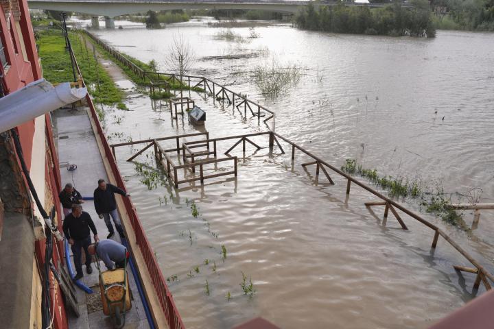 Vista del río Guadalete a su paso por la zona de la Cartura, en Jerez de la Frontera.
