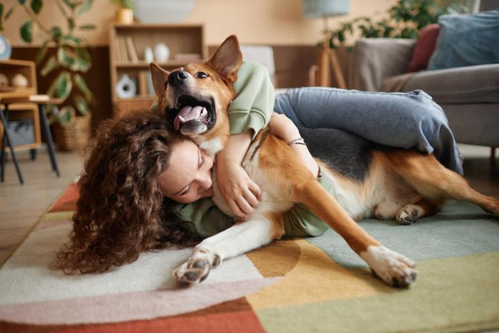 Un perro con su dueña.