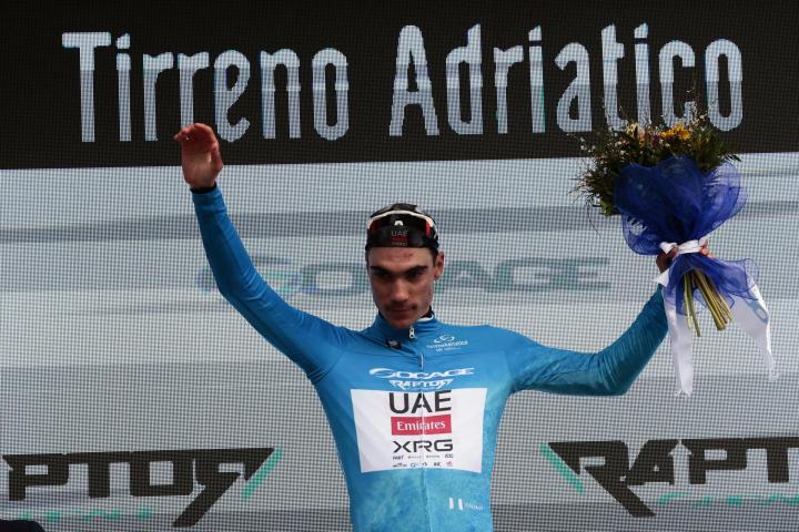 Juan Ayuso celebrando su victoria este domingo.