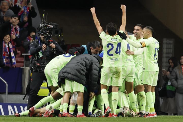 Los jugadores del Barça celebran el tercer gol del partido que certificaba la remontada.