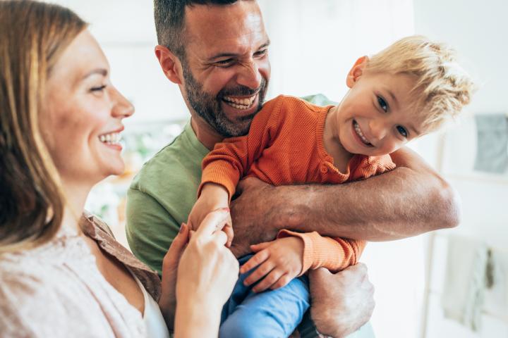 Padres con su hijo.