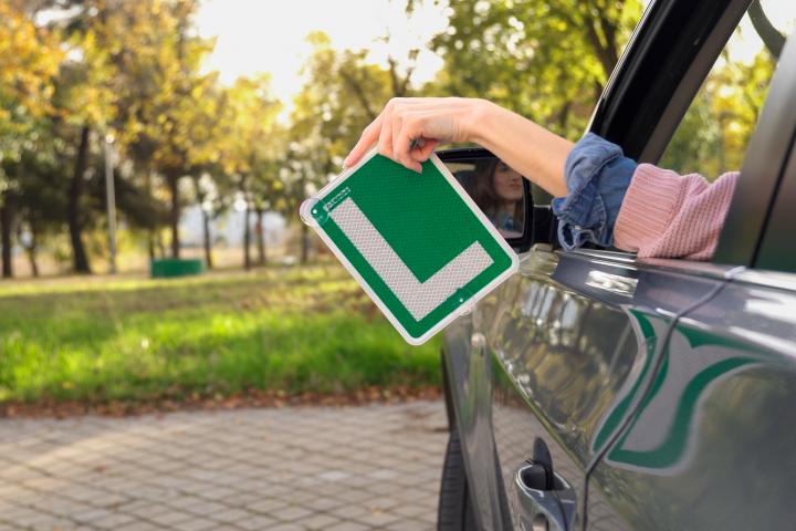 Un conductor novel sosteniendo una L, en una imagen de archivo.