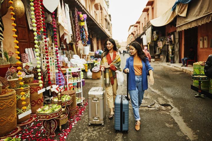 Imagen de dos turistas paseando por Marrakech (Marruecos).