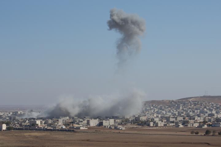 Imagen de un bombardeo sobre la ciudad de Kobane (Siria) en 2017.