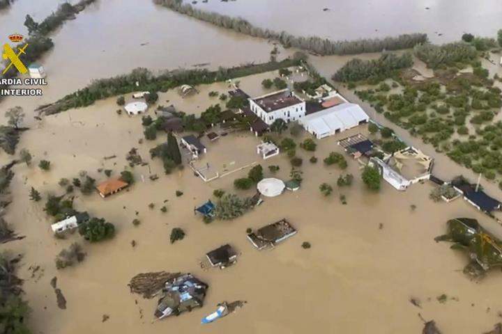 Imágenes tomadas desde el helicóptero del Servicio Aéreo de la Guardia Civil del río Guadalhorce a su paso por Álora y Cártama, en Málaga.