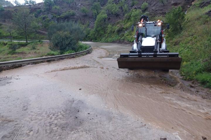 La Diputación de Málaga trabaja en diversas carreteras de la provincia debido a las incidencias por las lluvias.