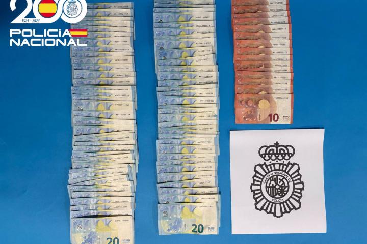 La policía recupera en Aranda 1.810 euros que un anciano estaba arrojando por la ventana de su casa.