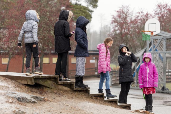 Niños en un colegio durante un día de lluvia