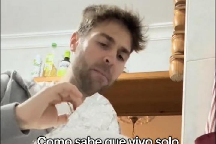 Óscar, el profesor de música de TikTok, recibe su cena.