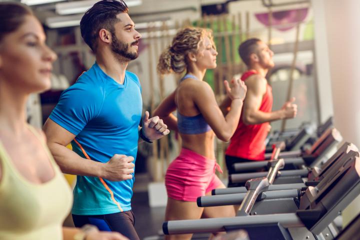 Un grupo de personas entrena en un gimnasio.