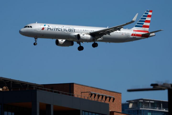 Un vuelo de American Airlines aterriza en el aeropuerto de San Diego.