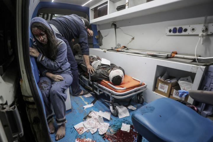 Una joven, herida en los bombardeos de Israel con los que ha roto el alto el fuego, llega a un hospital den Gaza.