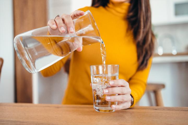 Una persona bebiendo agua.