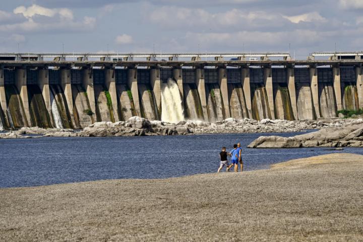 Vista de la presa de Kajovka, en el río Dnipro.