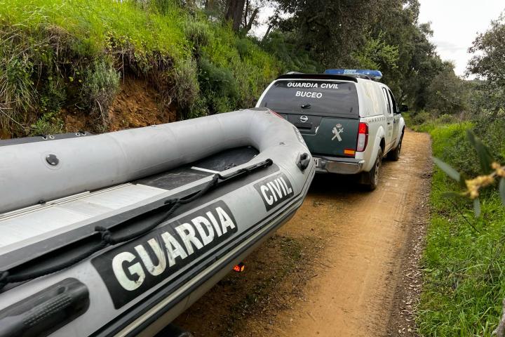 El cuerpo encontrado en la zona de Constantina (Sevilla) donde se busca a un matrimonio arrastrado por el agua de un arroyo es el de una mujer, según han informado este martes a EFE fuentes de la investigación. El cadáver se encuentra a la espera de su levantamiento por el juez de guardia, y a la espera de la identificación se trata de la mujer del matrimonio, mientras que se sigue buscando a su marido, tras ser ambos arrastrados por la corriente del arroyo Guadalbácar de esta localidad de la Sierra Morena de Sevilla.