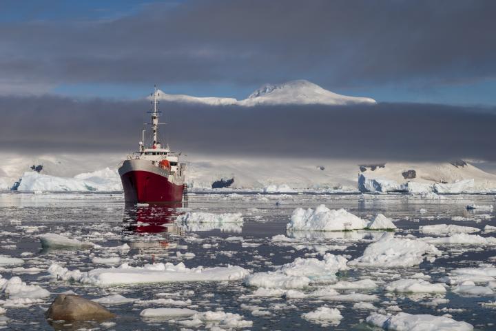Imagen de archivo de un buque rompehielos en la Antártida.