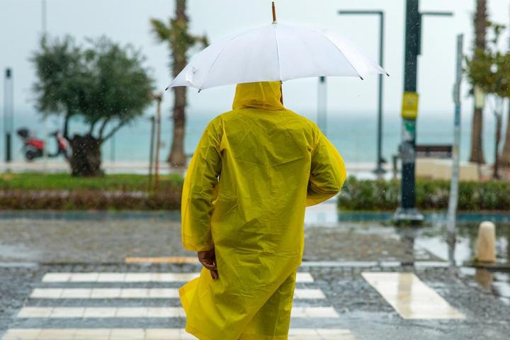 Una persona bajo la lluvia con un impermeable