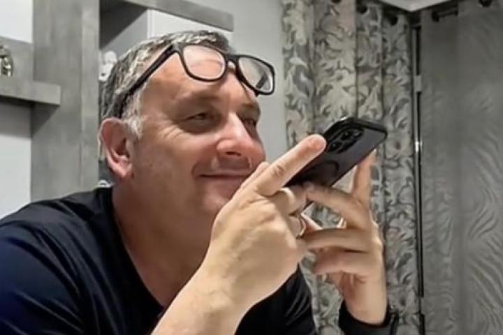 El protagonista del vídeo viral en el que le gasta una broma a su madre por su comunión.