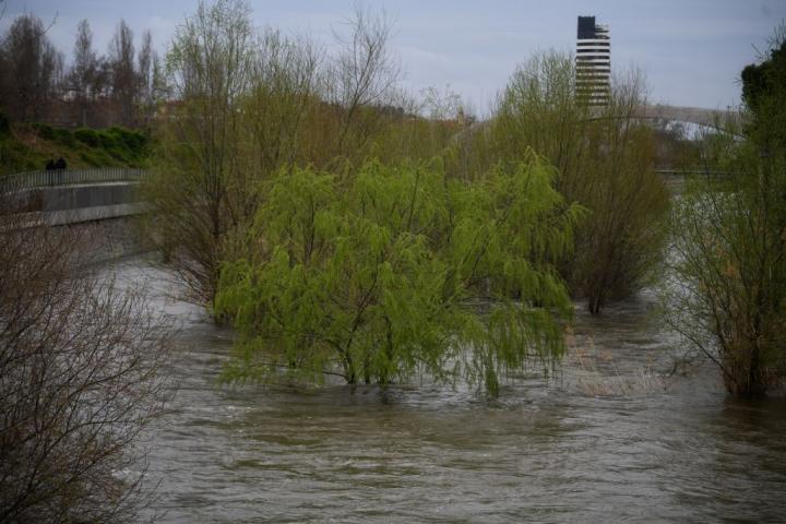El río Manzanares, a niveles de récord en Madrid