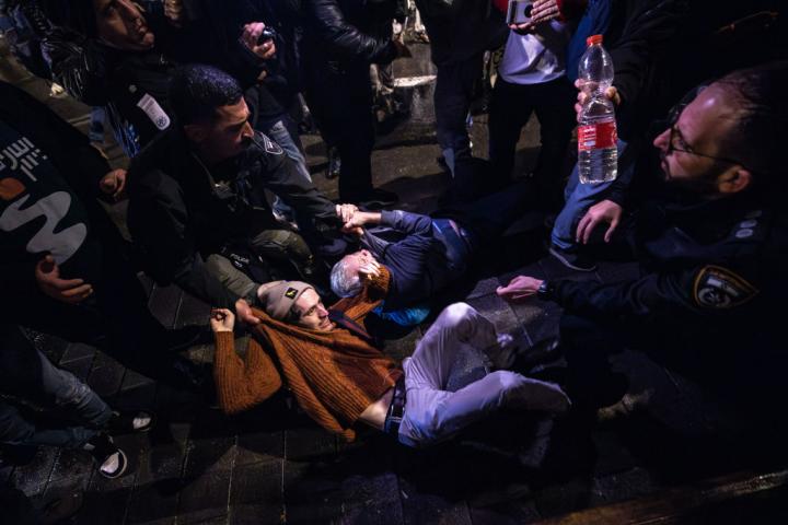 La policía israelí, actúa durante la manifestación de Jerusalén.