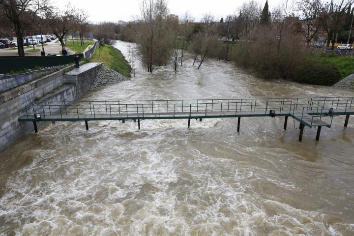 Caudal del río Manzanares este viernes en Madrid. La borrasca Martinho comenzará a alejarse este fin de semana, pero este viernes todavía deja vientos fuertes y lluvias con avisos en todas las comunidades salvo en Canarias, mientras en Madrid se han suspendido clases en las universidades y se recomienda el teletrabajo y evitar desplazamientos innecesarios.