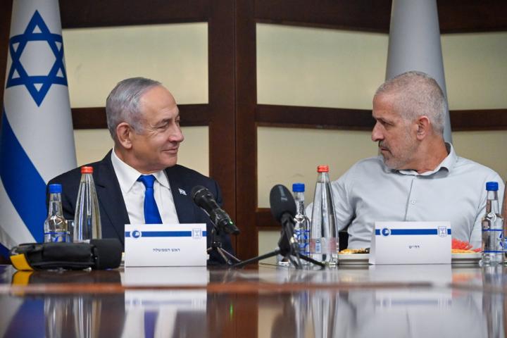 El Primer Ministro de Israel, Benjamin Netanyahu, conversa con el ex jefe del Shin Bet, Ronen Bar, en una imagen de archivo.