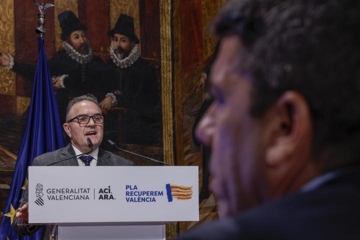 El vicepresidente segundo y conseller para la Recuperación Económica y Social de la Comunitat Valenciana, Francisco José Gan Pampols, interviene en presencia del president de la Generalitat, Carlos Mazón (d), durante el acto de presentación del Informe de Diagnóstico del Plan de Recuperación Económica y Social de la Comunitat Valenciana tras la dana del pasado 29 de octubre, después de la aprobación este jueves del proyecto de ley de Presupuestos de la Generalitat para 2025, que recoge una partida exclusiva para atender la reconstrucción.