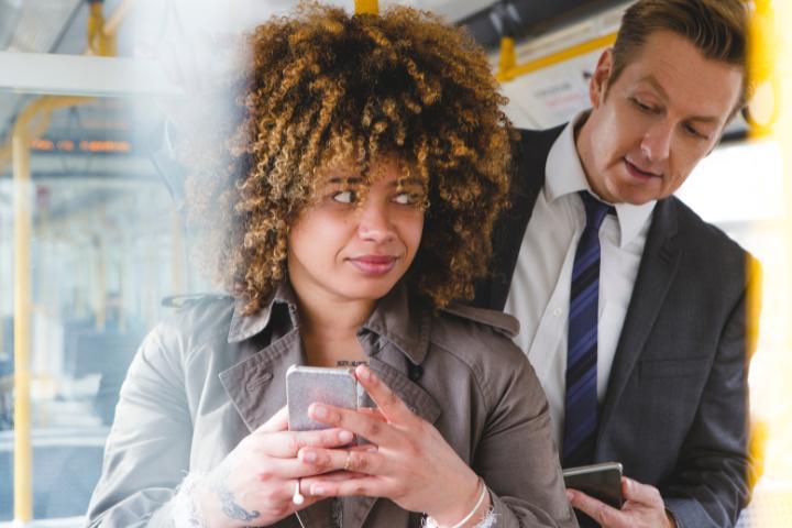 Esta es la mejor solución para evitar que ojeen tu teléfono en el metro.