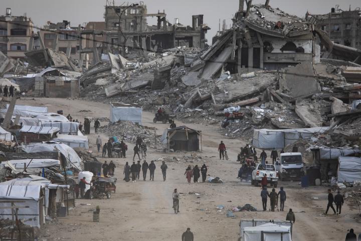 Palestinos desplazados llevan sus pertenencias hacia el centro de la ciudad de Gaza, Franja de Gaza, el 20 de marzo de 2025, después de que el ejército israelí emitiera órdenes de evacuación para las zonas del norte de la ciudad.