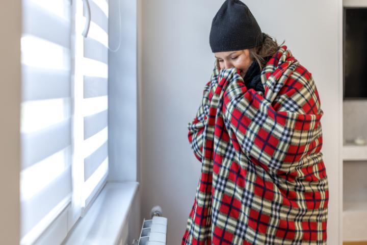 Con espuma de poliuretano se pueden sellar las ventanas para que no entre frío