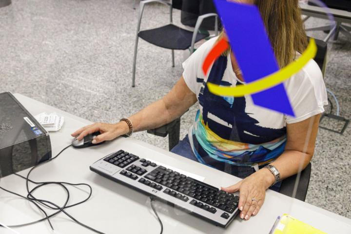 Una trabajadora de Hacienda en la campaña de la Renta 2022.