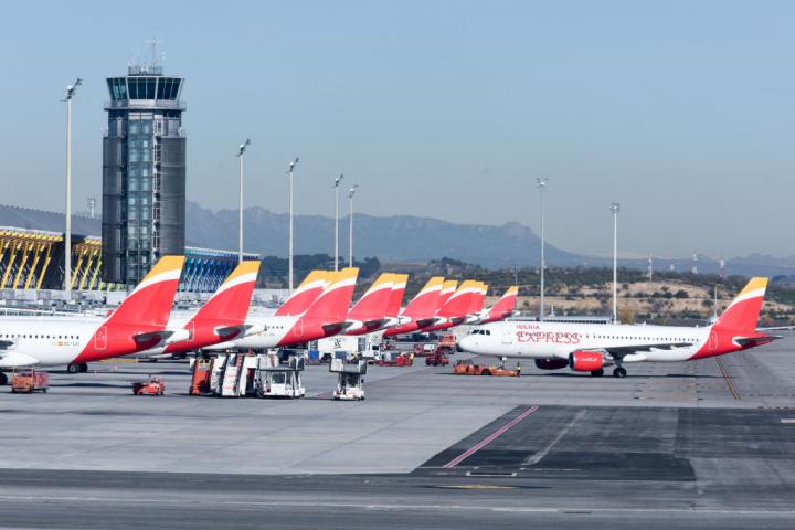 Varios aviones de Iberia aparcados en el aeropuerto Adolfo Suarez Madrid-Barajas.