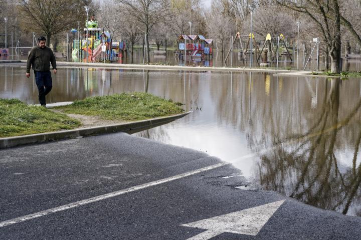 Vista de la crecida de los ríos Adaja y Chico por el deshielo y la lluvia caída en los últimos días a su paso por la ciudad de Ávila, por lo que se ha precintado el parque de El Soto y sus aledaños que continúan anegados. Once comunidades continúan este martes con aviso, naranja o amarillo, por fenómenos costeros adversos, rachas de viento de hasta 70 kilómetros por hora y por abundantes y persistentes lluvias, que en puntos de Andalucía acumularán hasta 80 litros en 12 horas, informa la Aemet en su página web.
