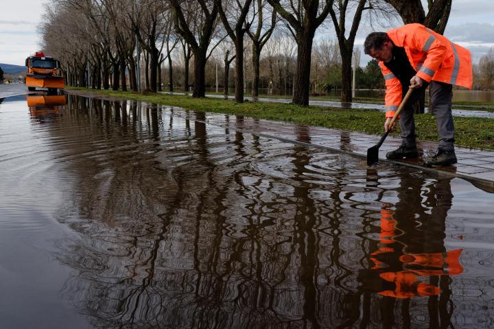 Carretera AV-900 cortada por la crecida de los ríos Adaja y Chico hoy en Ávila donde la Confederación Hidrográfica del Duero (CHD) ha puesto el aviso rojo este sábado