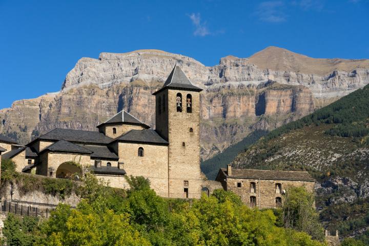 La iglesia de la población medieval de Torla.