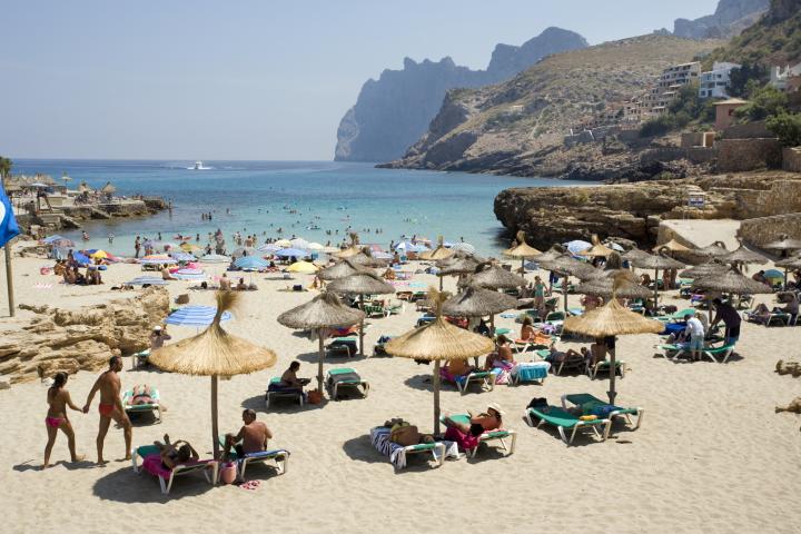 Turistas edn una playa del este de España