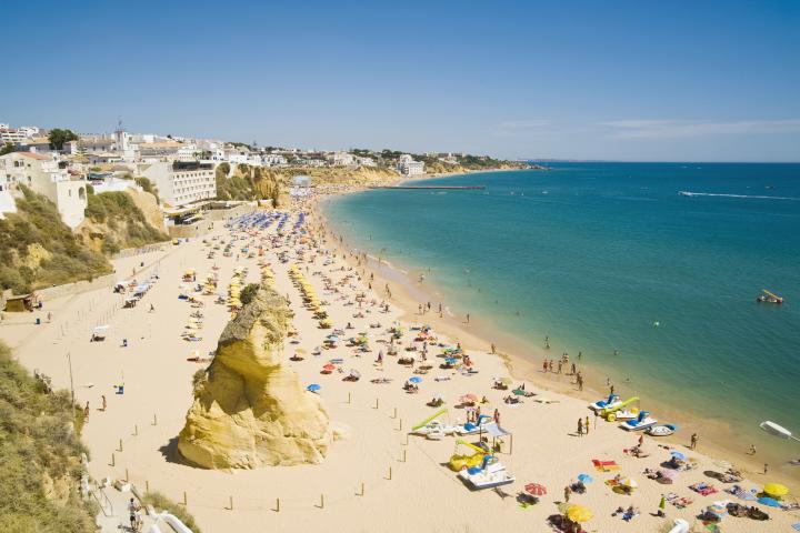 La playa de Albufeira, en la región del Algarve (Portugal)