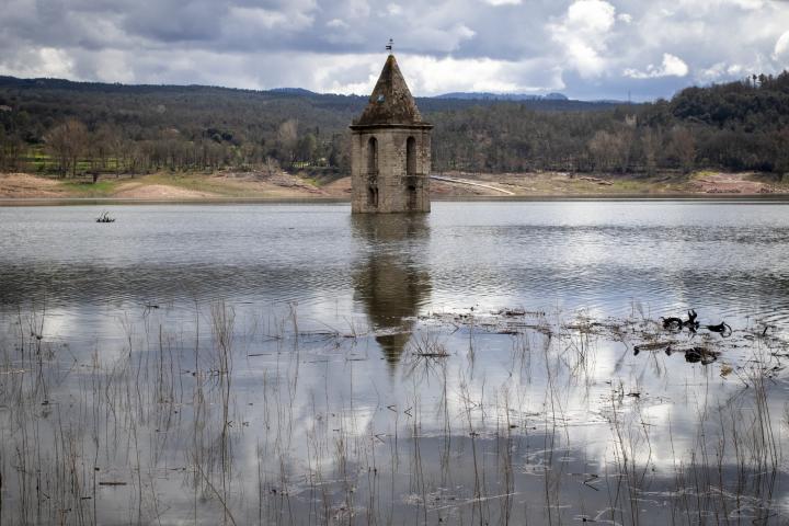 El embalse de Sau, cerca de Barcelona, ​​experimenta una recuperación.