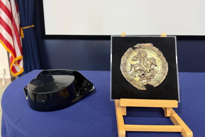 Fotografía del medallón visigodo recuperado y entregado a España, en Nueva York (Estados Unidos). Estados Unidos entregó a España para su repatriación un medallón visigodo fechado entre los siglos V y VII de nuestra era, que llevaba 18 años rastreando en el mercado y que apareció en una galería de Nueva York con un precio de salida en una subasta de unos 210.000 dólares.