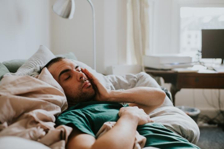 Un hombre se despierta en una imagen de recurso