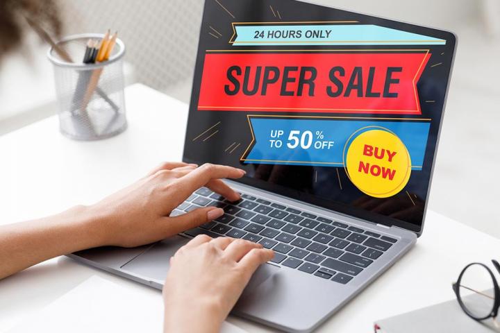 Un ordenador donde pone que hay rebajas en la pantalla.