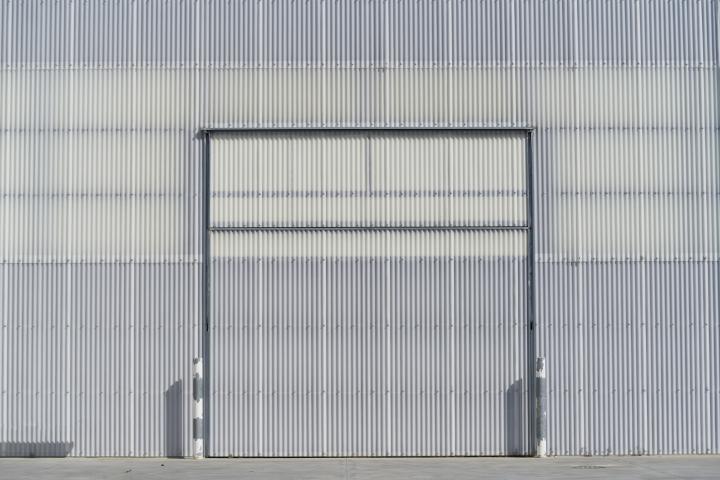 Imagen de archivo de una puerta metálica.