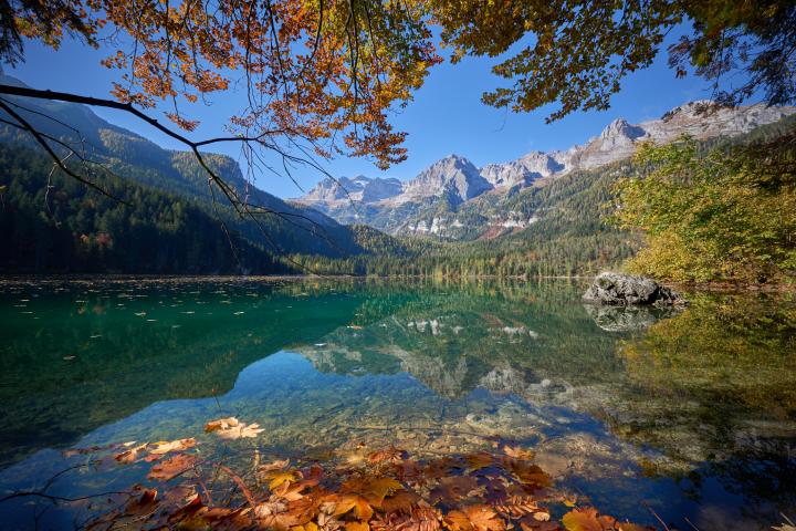 Imagen de archivo del lago Toval, en Val di Non (Trentino, Trento, Italia).